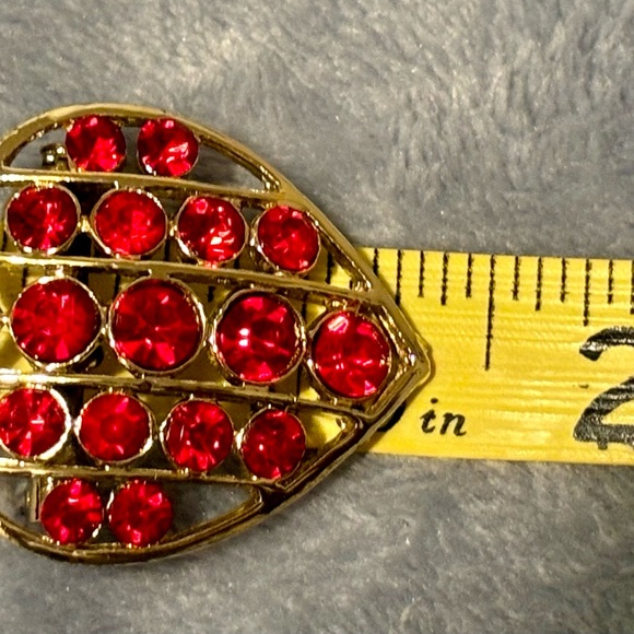 Beautiful heart shaped Brooch with Red crystals. Great for Valentines Day - Picture 4 of 15